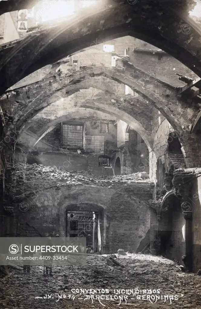 Interior del convento de las Jerónimas arrasado durante los sucesos de la Semana trágica de Barcelona. Julio de 1909.