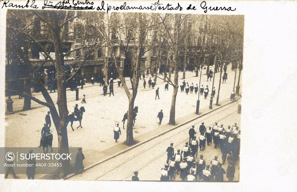 Rambla del Centro con el despliegue del ejército al proclamarse el estado de guerra por los sucesos de la Semana trágica de Barcelona. Julio de 1909.