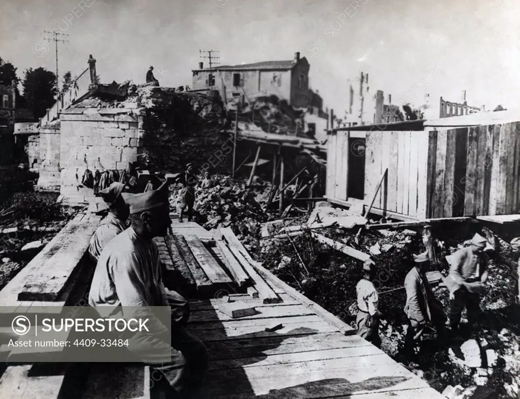 Gran Guerra 1914-1918. La ciudad de Saint-Mihiel, liberada. Soldados franceses ocupados en trabajos de desescombro de las ruinas del frente. 1918.
