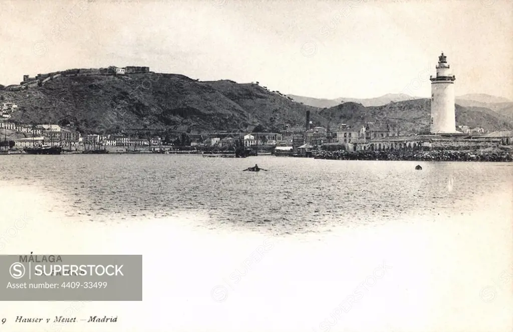 Tarjeta postal, vista panorámica de Málaga (Andalucía), con La Farola en primer término (faro). 1905.