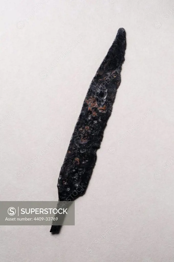 Iron knife . Length 17, 8 cms Width 2 ,4 cm Thickness 0,3 cms. ( 5 th - 8 th Ce ) - Visigoth period, from " El Espartal " - Archaeological site of Complutum in Alcalá de Henares ( Madrid ). SPAIN.