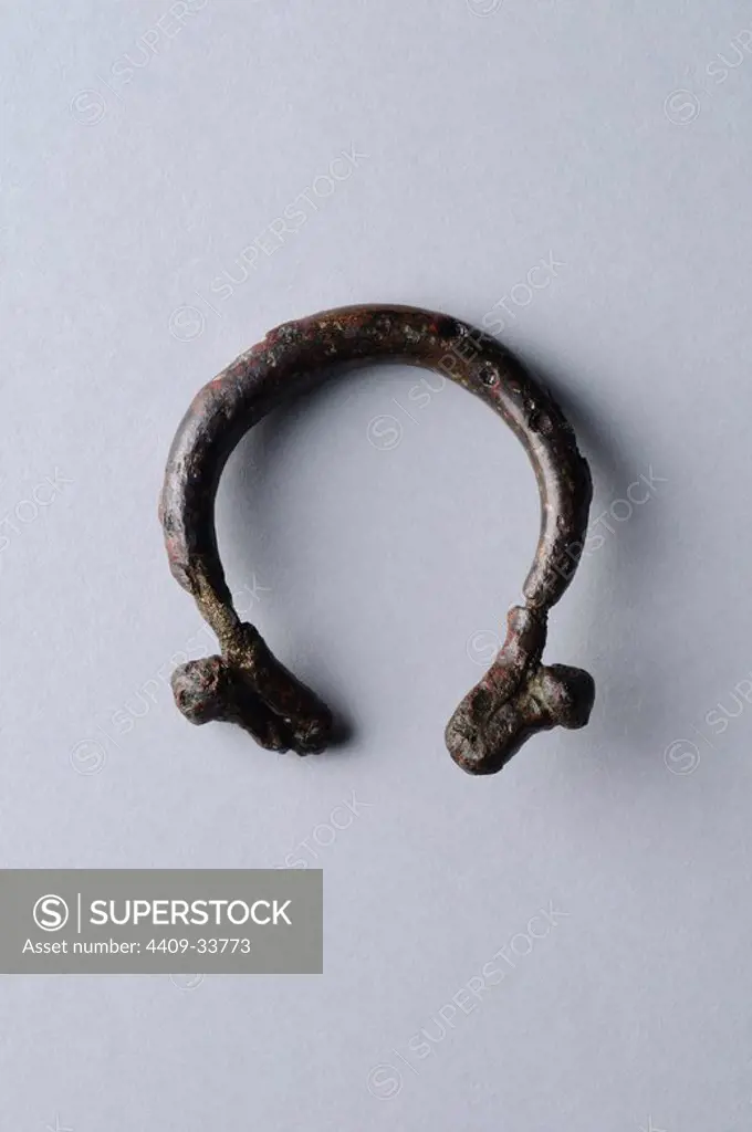 Omega fibula made of bronze. Lenght 2, 6 cm Width, 3 ,1 cm Thickness 0, 4 cm. ( 1 st - 3 rd CE ) - Roman period, from the " La Dehesa "- Archaeological site of Complutum in Alcalá de Henares ( Madrid ). SPAIN.