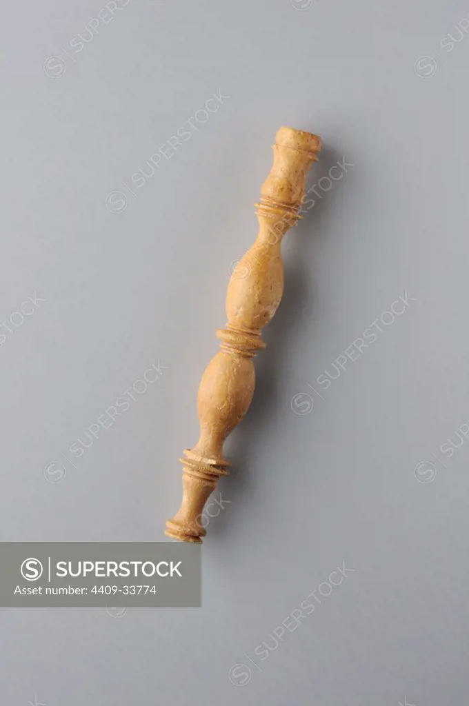 Handle turning into bone for boudoir tool.Longitud 83 mm Width 10 mm. (3rd - 4 th Ce) - Roman period, from the " Villa del Val " - Archaeological site of Complutum in Alcalá de Henares (Madrid). SPAIN.
