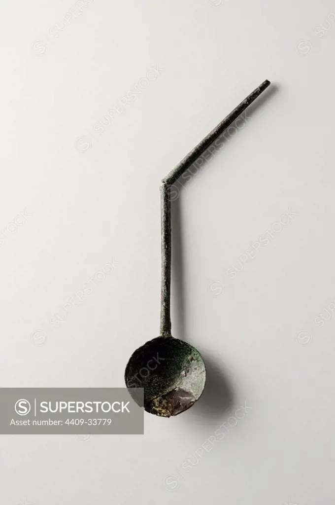 Bronze spoon (cochlear) ability of a centilitre used for eating shellfish seafood , snails and eggs with rod pointed bend. Length 9, 6 cm Width 2, 4 cm Thickness 0, 4 cm Weight 4, 9 gr ( 1 st - 3 rd CE ) - Roman period, from the archaeological site of Complutum in Alcalá de Henares ( Madrid ). SPAIN.