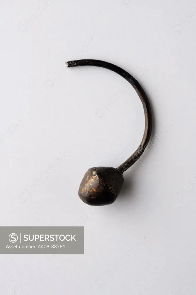 Bronze earring glans finished with traces of silver plate. Diameter 35 mm thickness 2 mm Weight 7, 370 gr ( 5th - 7 th CE ) - Visigoth period, from the "Afflicted Necropolis "- Archaeological site of Complutum in Alcalá de Henares ( Madrid ). SPAIN.