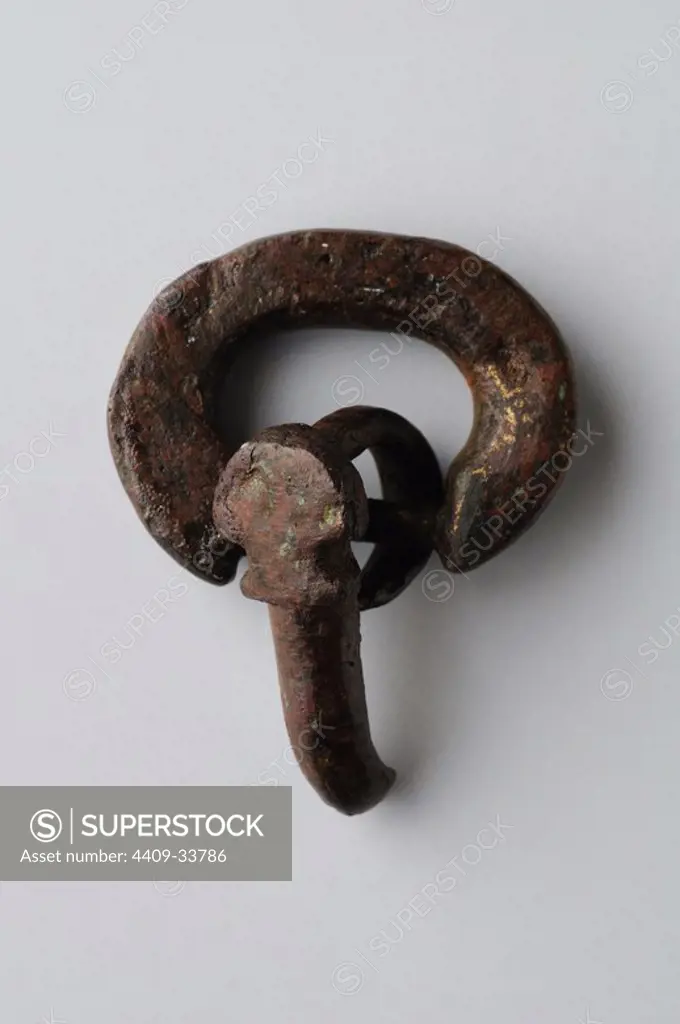 Bronze belt buckle, kidney-shaped needle scutiform base. Length 36 mm Width 26 mm ( 6th- 8 th CE ) - Visigoth period, from the "Afflicted Necropolis " -Archaeological site of Complutum in Alcalá de Henares ( Madrid ). SPAIN.