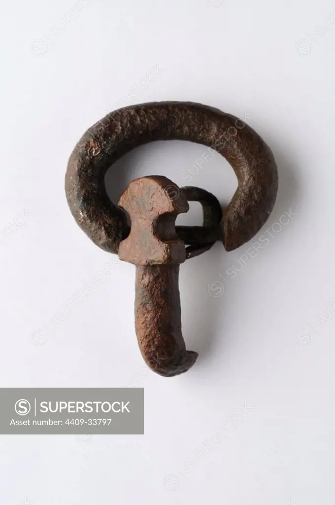 Bronze belt buckle, kidney-shaped needle scutiform base. Length 36 mm Width 26 mm Thickness 7 mm ( 6th- 8 th CE ) - Visigoth period, from the "Afflicted Necropolis "- Archaeological site of Complutum in Alcalá de Henares ( Madrid ). SPAIN.
