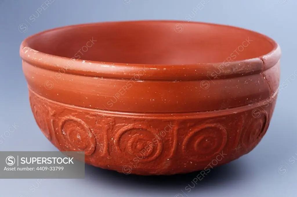 Ceramic Bowl "Terra Sigillata Hispanic" type Drag 37 with geometric decoration in concentric circles . Mouth diameter 14 cm Height 7, 2 cm. ( 3rd- 4 th CE )- Roman period, from the archaeological site of Complutum in Alcalá de Henares ( Madrid ). SPAIN.