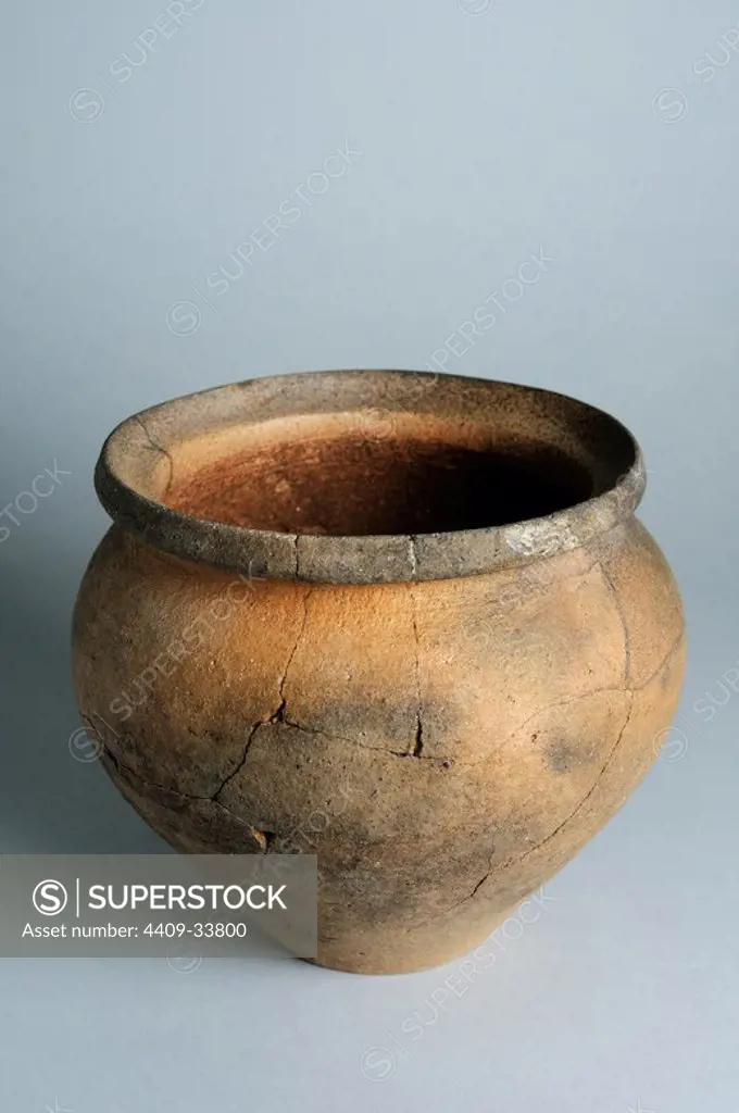 Ceramic pot. Height 13 cm diameter 11, 5 cm (2nd - 4th CE ) .- Roman period, from the " House of Hyppolytus " - Archaeological site of Complutum in Alcalá de Henares ( Madrid ). SPAIN.