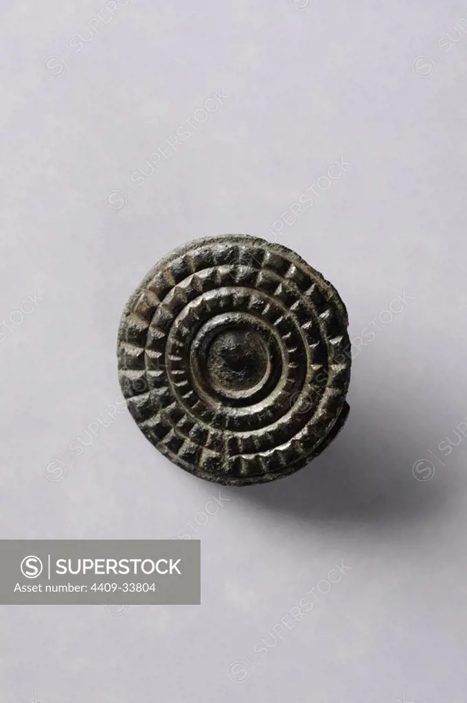 Bronze button with concentric geometric drawing and lacunar radially. Diameter 22 mm Weight 2, 8 gr ( 1 st - 3 rd CE ) - Roman period, from the " La Dehesa "- Archaeological site of Complutum in Alcalá de Henares ( Madrid ). SPAIN.