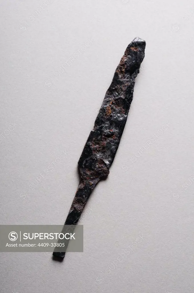 Iron knife . Length 13 .7 cms Thickness 0, 4 cms.( 5 th - 8 th Ce ) - Visigoth period, from " El Espartal " - Archaeological site of Complutum in Alcalá de Henares ( Madrid ). SPAIN.