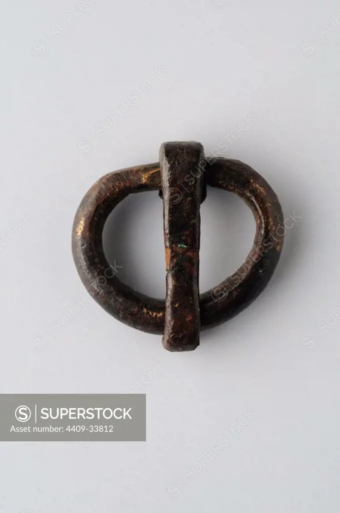 Bronze belt buckle so peanular with ring and rod. 28 mm x 28 mm.( 6 th CE ) - Visigoth period, from the "Afflicted Necropolis "- Archaeological site of Complutum in Alcalá de Henares ( Madrid ). SPAIN.