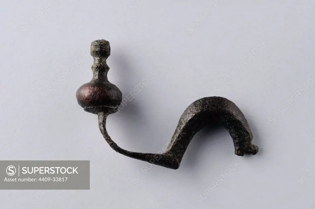 Bronze fibula , back foot type without needle . Length 45 mm Width 7 mm. ( 1 st - 3 rd CE ) - Roman period, from the " La Dehesa "- Archaeological site of Complutum in Alcalá de Henares ( Madrid ). SPAIN.