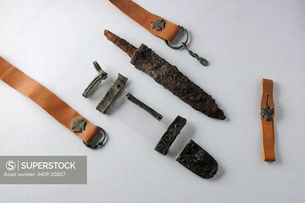 Iron knife, with your accessory of the sheath and bronze strap to them. Length knife 11.6 cm. Case 9 cm ( 6 th - 7 th CE ).- Visigoth period, from the "Afflicted Necropolis " - Archaeological site of Complutum in Alcalá de Henares ( Madrid ). SPAIN.