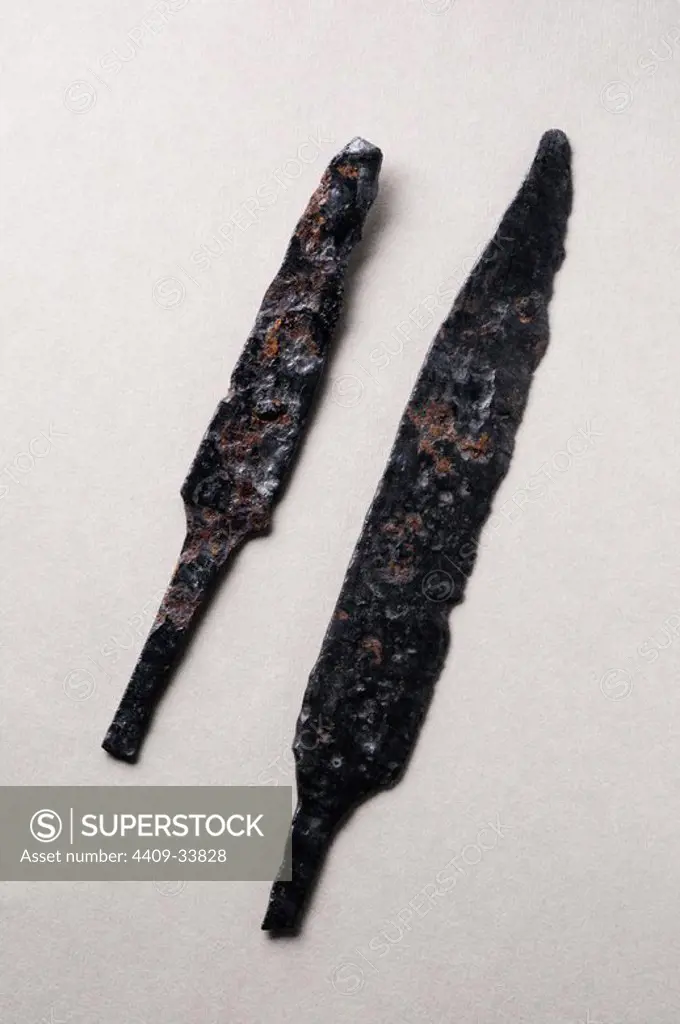 PIECE Right ; Iron knife . Length 17, 8 cms Width 2 ,4 cm Thickness 0,3 cms.( 5 th - 8 th Ce ) - Visigoth period, from " El Espartal " - Archaeological site of Complutum in Alcalá de Henares ( Madrid ). SPAIN.