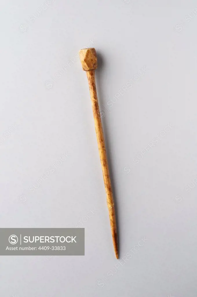 Hairpin (Acus crinalis) made bone with quadrangular head. 10 x 0, 7 cms ( 3rd - 4 th CE ), Roman period, from the "Villa del Val" - Archaeological site of Complutum in Alcalá de Henares ( Madrid). SPAIN.