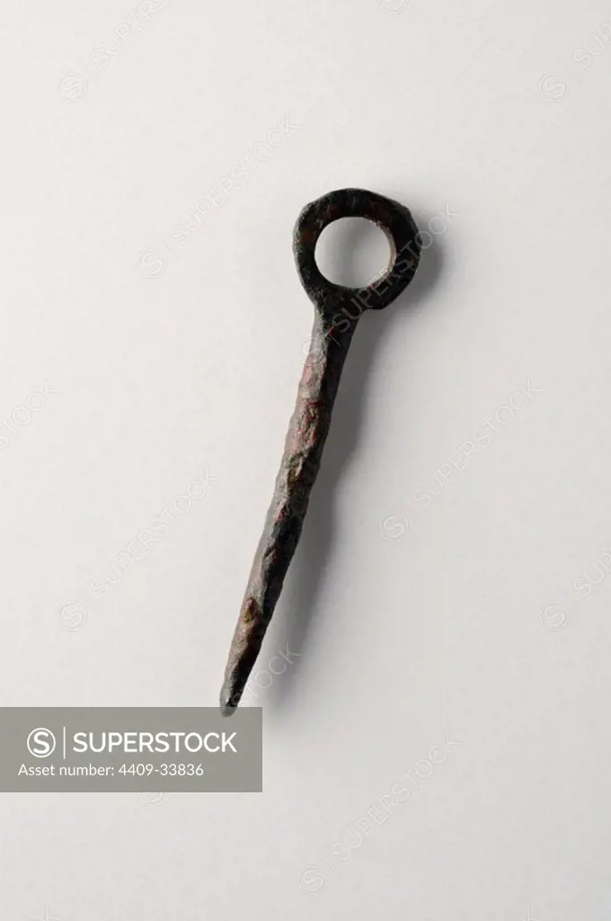 Bronze needle from arc fibula . Length 3, 9 cm Thickness 0, 4 cm Diameter circle 0, 9 cm Weight 2, 4 grams ( 1 st - 3 rd CE ) - Roman period, from the " House of Hyppolytus "- Archaeological site of Complutum in Alcalá de Henares ( Madrid ). SPAIN.
