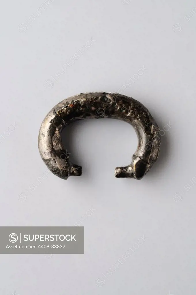 Silver belt buckle kidney-shaped. Length 38 mm Width 26 mm ( 6th-8th CE ) - Visigoth period, from the "Afflicted Necropolis " - Archaeological site of Complutum in Alcalá de Henares ( Madrid ). SPAIN.