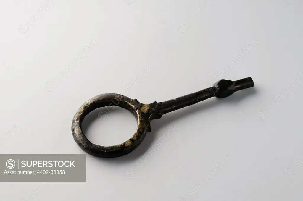 Remover bronze perfume. Length 68 cm Diameter of the ring 24 mm ( 5th - 6 th CE )- Visigoths period , from the archaeological site of Complutum in Alcalá de Henares (Madrid). SPAIN.