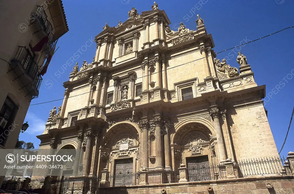 COMUNIDAD DE MURCIA. LORCA. Vista de la fachada principal de la COLEGIATA DE SAN PATRICIO, construida en el siglo XVIII en estilo barroco. Está situada en la Plaza de España. España.