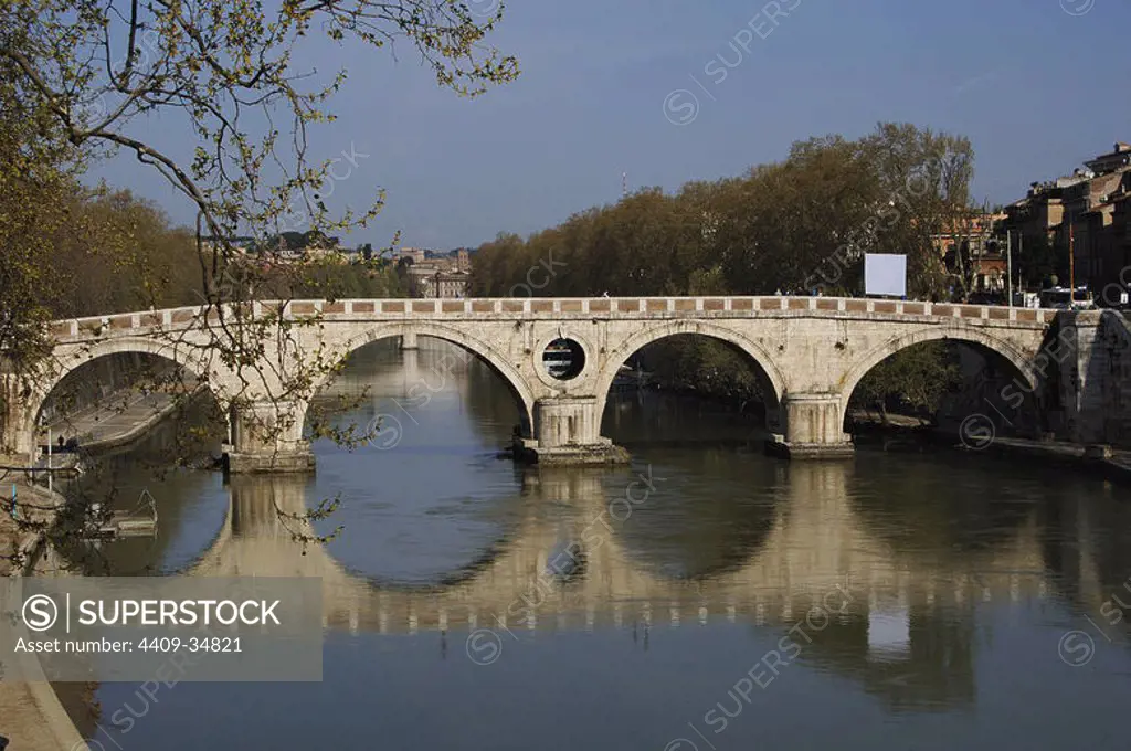 Italy. Rome. Sisto Bridge on the river Tiber. Built between 1473 and 1479 by Baccio Pontelli.