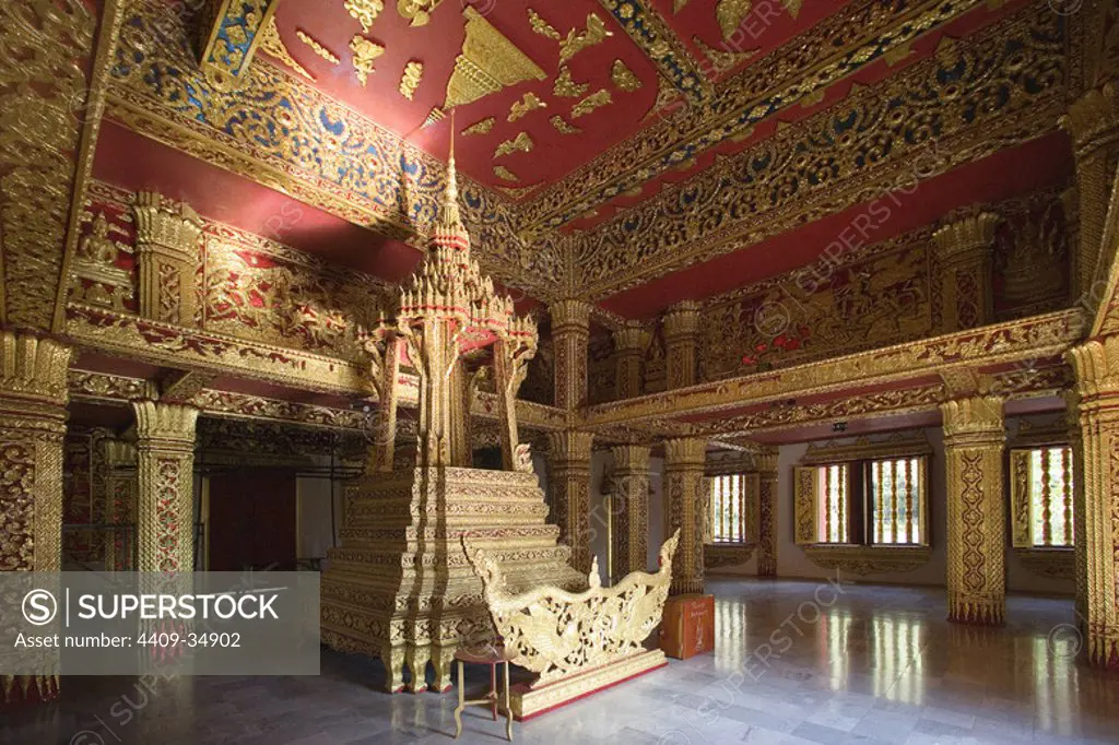 MUSEO NACIONAL. Antiguo Palacio Real, construído a principios del siglo XX. Vista parcial del INTERIOR DE LA SALA PHA BANG. LUANG PRABANG (Patrimonio de la Humanidad). Laos.
