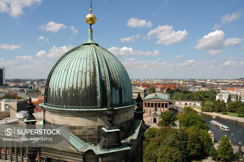 ALEMANIA. BERLIN. Panorámica de la ciudad. En primer término, una de las cúpulas de la Catedral (Berliner Dom), erigida a finales del S. XIX por Guillermo II de Prusia y reconstruída tras la II Guerra Mundial.