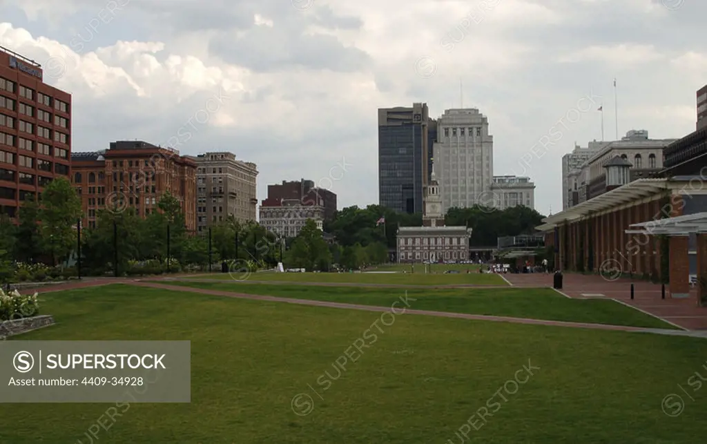 United States. Pennsylvania. Philadelphia. Gardens in front of the independence hall.