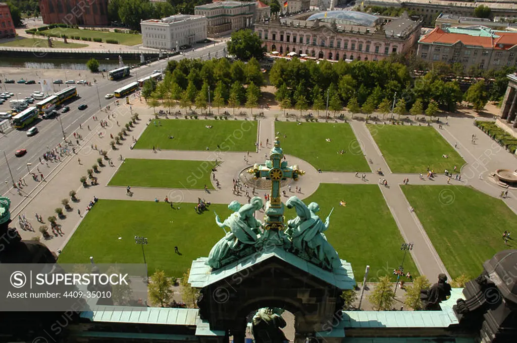 "LUSTGARTEN" (JARDIN DEL PLACER). El parque desde la cúpula de la Catedral (Berliner Dom). En primer término, detalle escultórico de la fachada del templo. Berlín. Alemania.