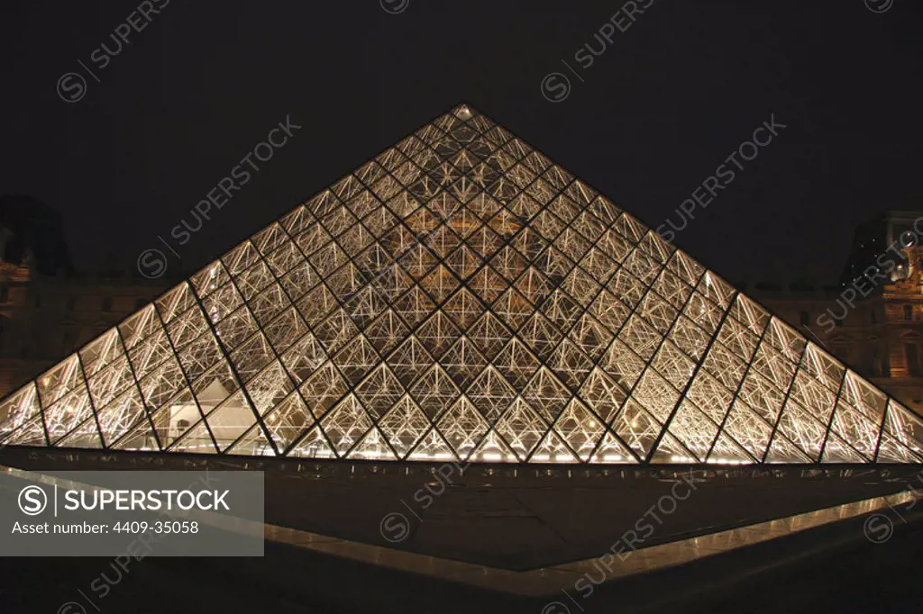 Louvre Museum. The large glass pyramid, at night. The piramids was designed by the architect Leo Ming Pei, in 1981. Paris. France. Europe.