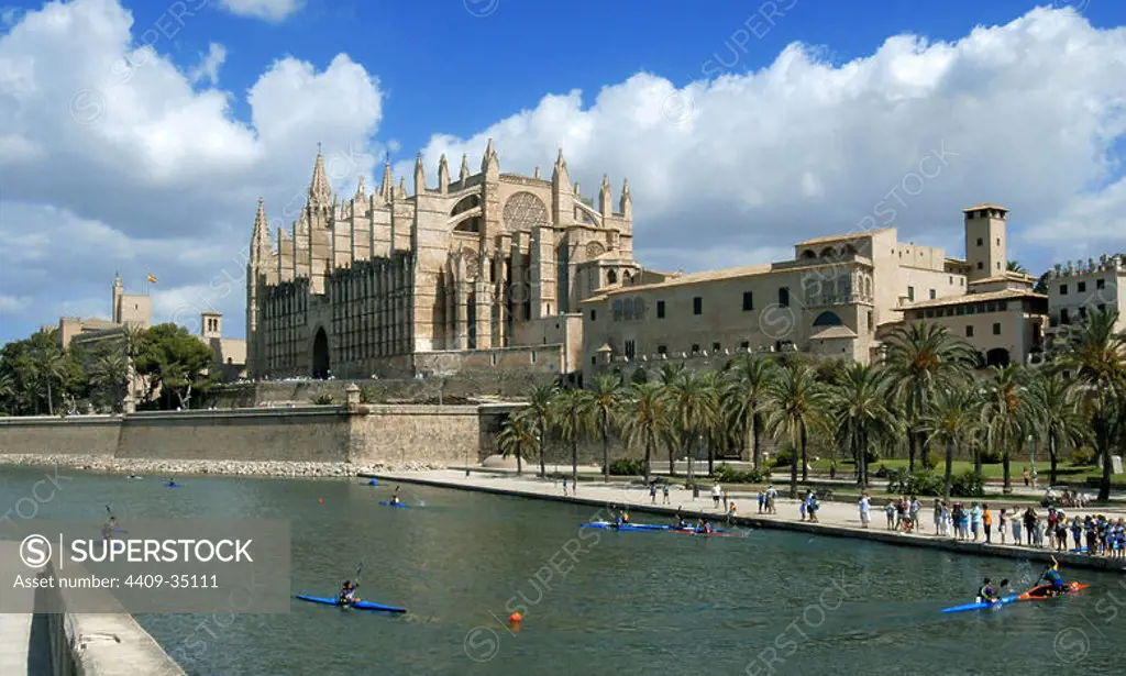 Practicando el PIRAGÜISMO en el lago del PARC DE LA MAR (PARQUE DEL MAR). Detrás, la CATEDRAL DE SANTA MARIA, cuya construcción se inició en el año 1230, aunque las obras se prolongaron hasta el 1600. PALMA DE MALLORCA. ISLAS BALEARES. España.