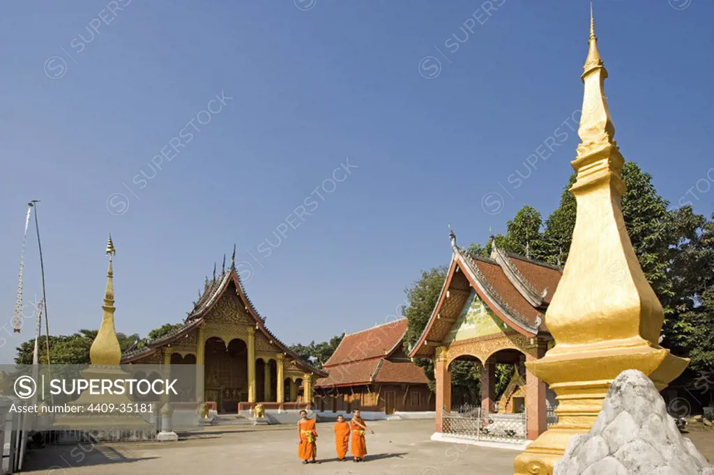 MONJES BUDISTAS en el TEMPLO DE WAT SOP. LUANG PRABANG (Patrimonio de la Humanidad). Laos.