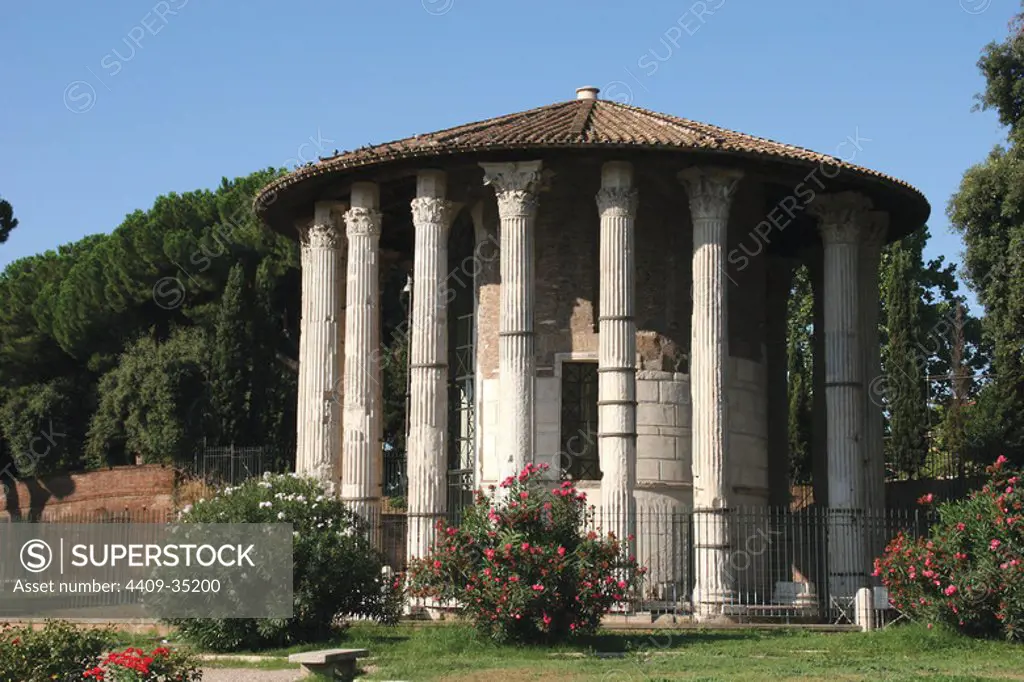 Italy. Rome. The circular temple of Hercules Victor. Built in the 2nd century B.C.. Forum Boarium.