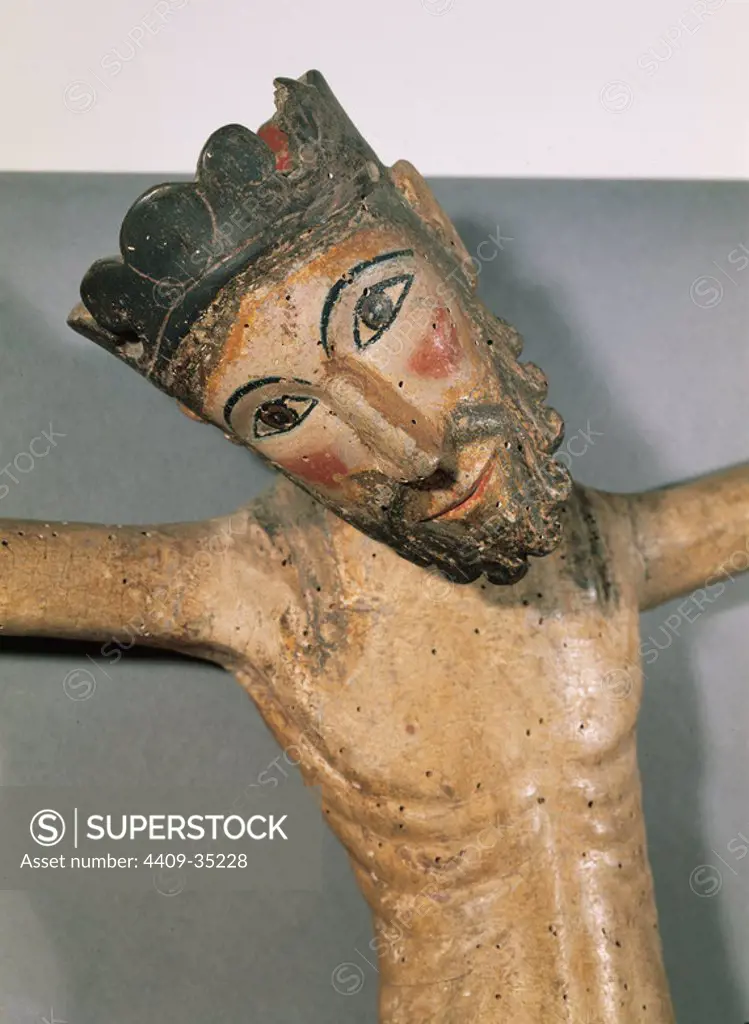 Christ of Solsona. Christ crucified wearing a royal crown, detail. Anonymous. Polychrome wood, second half of the 13th century. From Solsona, province of Lleida, Catalonia, Spain. Zigzagging composition. Episcopal Museum of Vic. Catalonia, Spain.