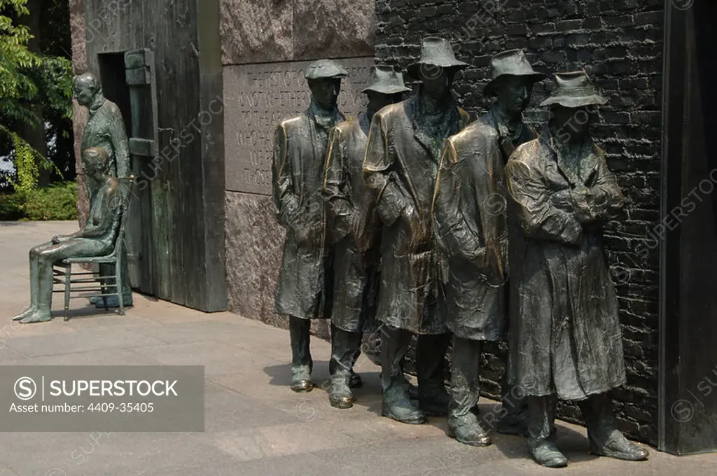 Franklin Delano Roosevelt Memorial. Bronze statues that depict the Great Depression. Waiting in a bread line by George Segal. Washington D.C. United States.