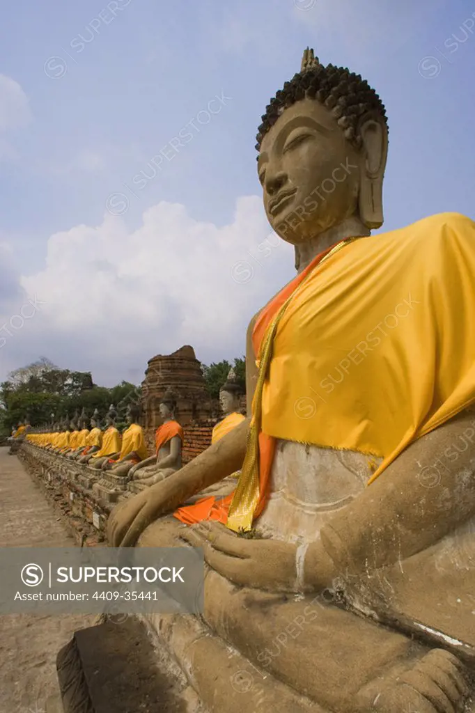 TEMPLO WAT YAI CHAI MONGKOL. ESTATUAS DE BUDA alineadas en el exterior. AYUTTHAYA (Patrimonio de la Humanidad). Tailandia.