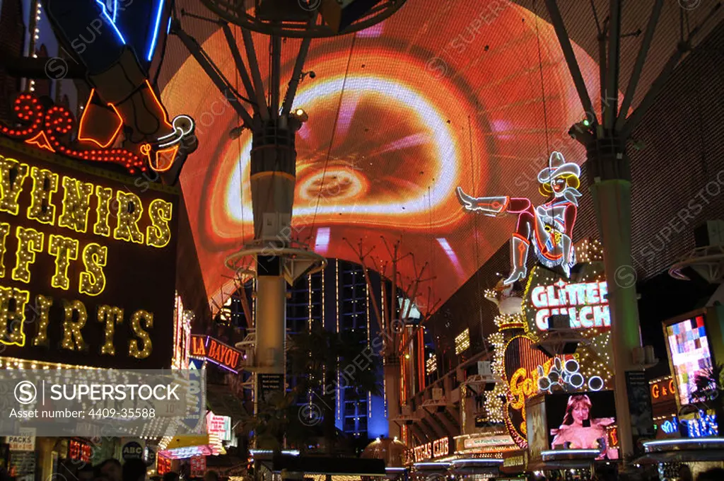 ESTADOS UNIDOS. LAS VEGAS. Vista nocturna de FREMONT STREET. Estado de Nevada.