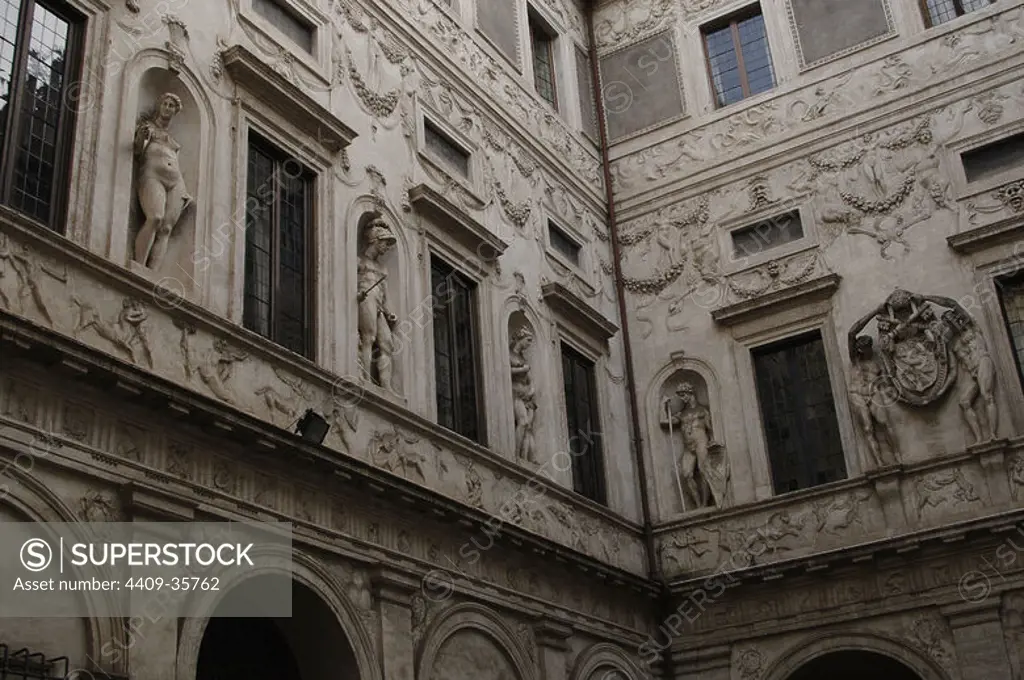 Italy. Rome. Spada's Palace. Built in the 16th century and renovated in the 17th century by Francesco Borromini (1599-1667). Courtyard.