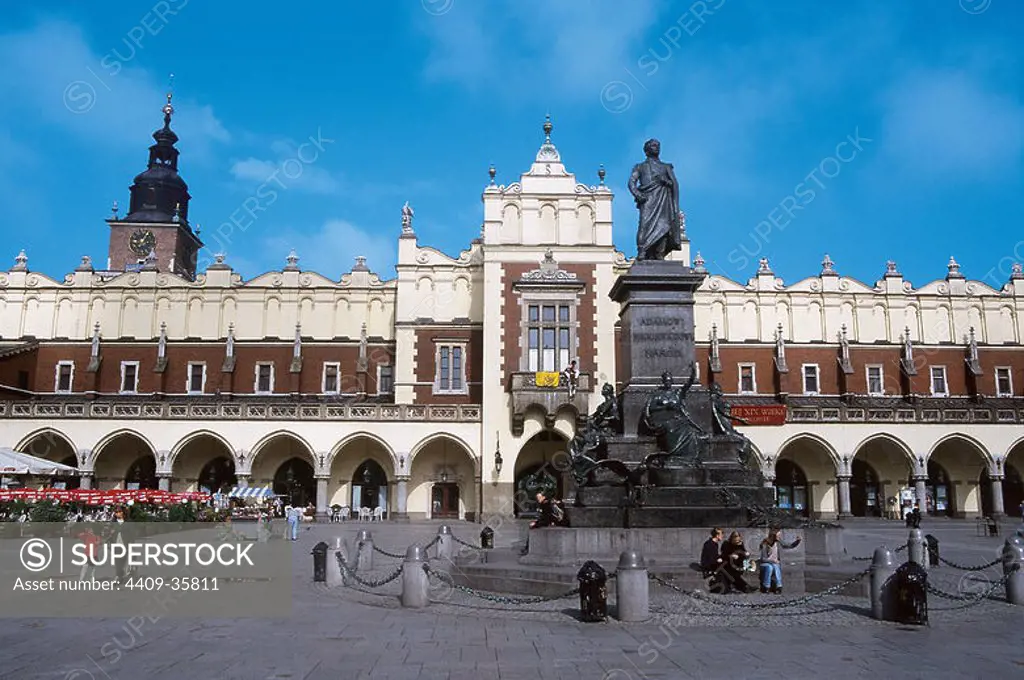 Poland. Krakow. Central Market Square (16th century) with the building Cloth Market, built between 1391 and 1393 in Gothic style and renovated between 1557 and 1559 in Renaissance style by GM Padovano. In the center, the statue of poet Adam Mickiewicz (1798-1855) by Teodor RYGIER 1898.