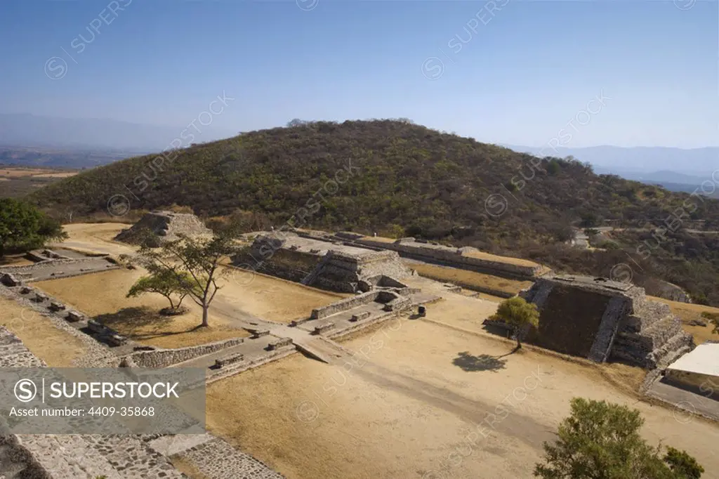 ARTE PRECOLOMBINO. MEXICO. SITIO ARQUEOLOGICO DE XOCHICALCO (Patrimonio de la Humanidad por la UNESCO). Construído en su mayor parte en el Periodo Epiclásico (650-900). Vista de las ruinas. Cercanías de Cuernava. Estado de Morelos.
