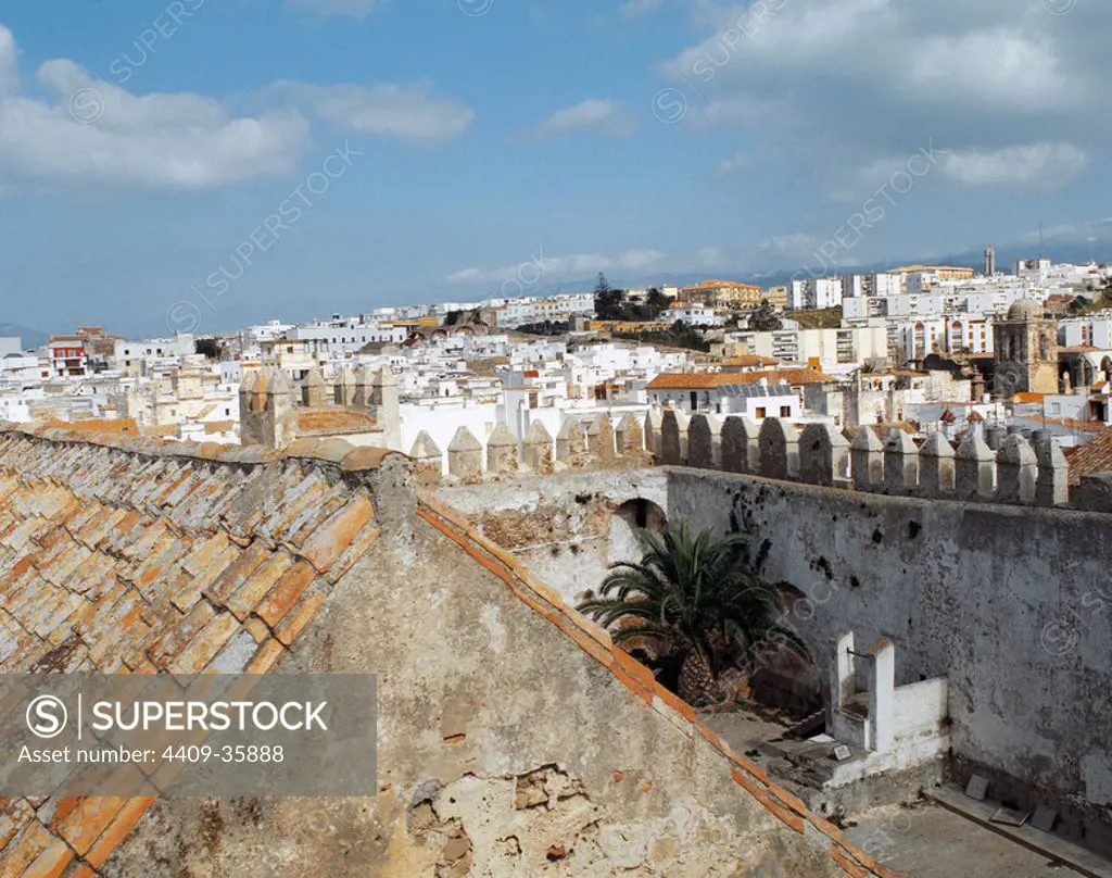 ANDALUCIA. TARIFA. Vista parcial del CASTILLO DE GUZMAN EL BUENO, cuya construcción data del año 960, con la población al fondo. Provincia de Cádiz. España.