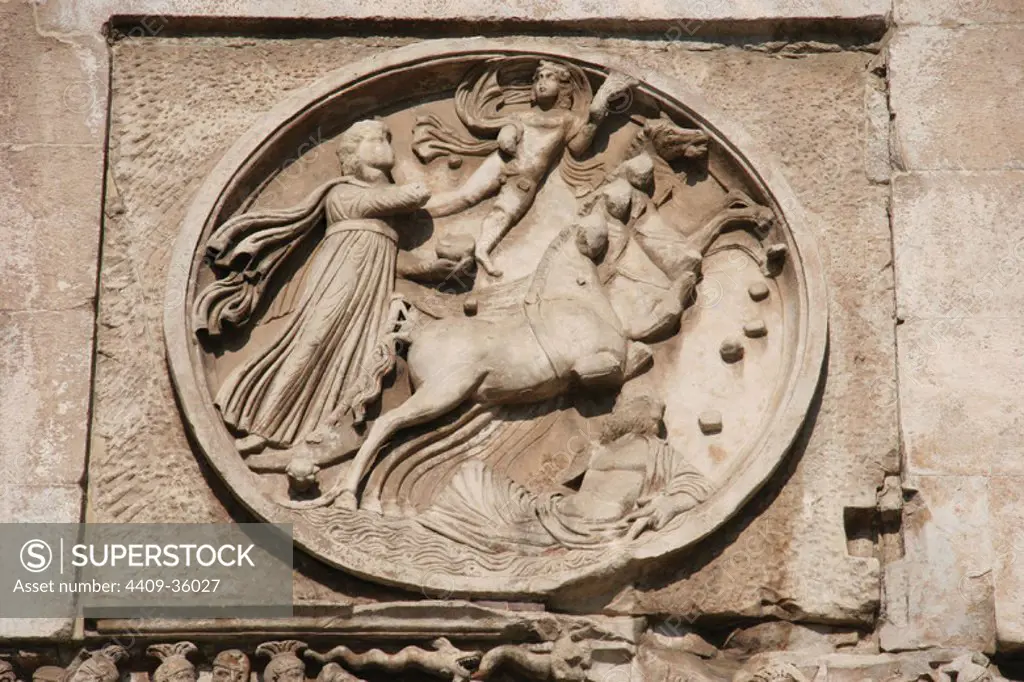 Roman Art. Arch of Constantine. Triumphal arch. It was erected to commemorate Constantine victory over Maxentius at the Batlle of Milvian Bridge (October 28, 312). Reuse of parts of earlier buildings. Detail of medallion (relief). IV century AD. Rome. Italy. Europe.