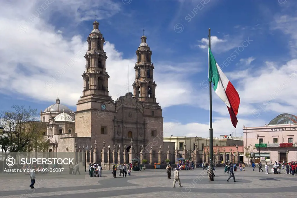 MEXICO. AGUASCALIENTES. Vista de la PLAZA DE LA PATRIA o PLAZA PRINCIPAL con la CATEDRAL-BASILICA DE NUESTRA SEÑORA DE LA ASUNCION, construída en el siglo XVIII.