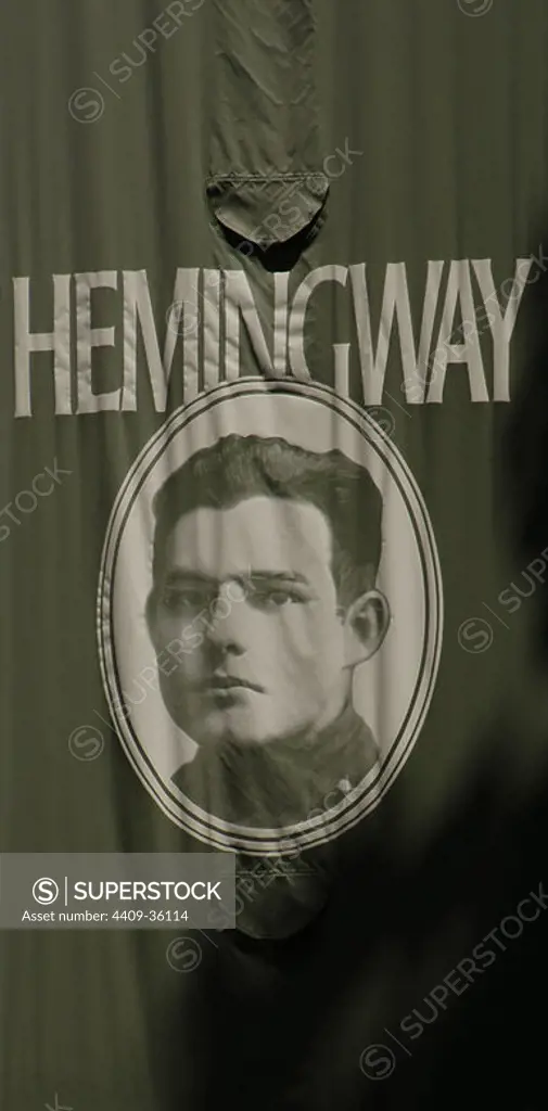 HEMINGWAY, Ernest (1899-1961). Escritor y periodista estadounidense. Premio Nobel de Literatura en 1954. RETRATO DE HEMINGWAY en la PANCARTA DEL MUSEO en su honor situado en OAK PARK. Chicago. Estado de Illinois. Estados Unidos.