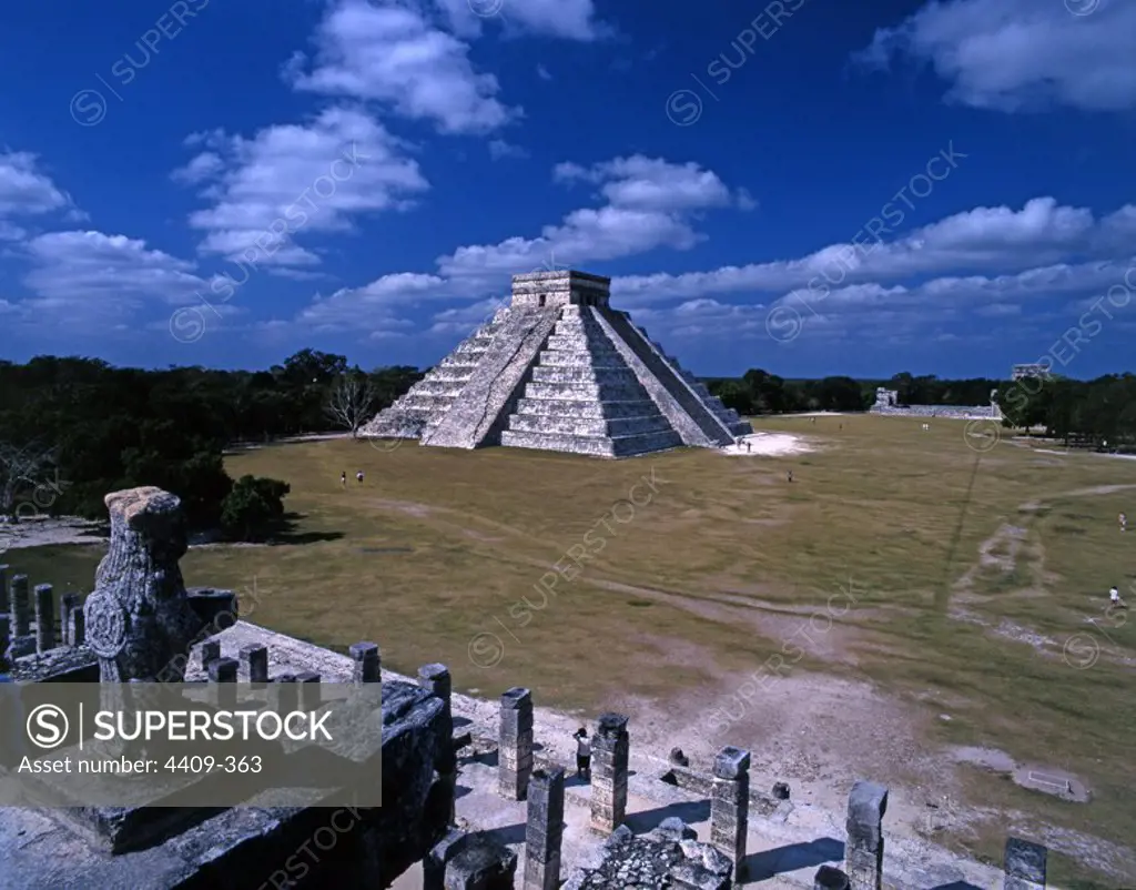 Mexico.Yucatan.Z.A. de Chichen Itza.Cultura Maya.Templo de los Guerreros y Piramide de Kukulcan.