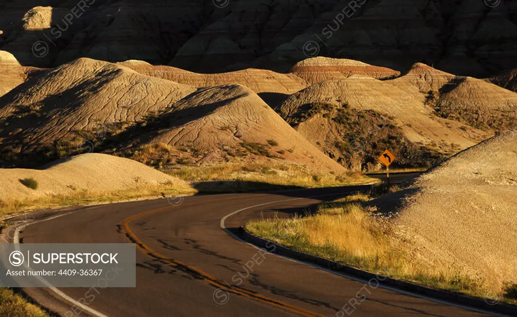 CARRETERA en el PARQUE NACIONAL BADLANDS (BADLANDS NATIONAL PARK). Estado de Dakota del Sur. Estados Unidos.