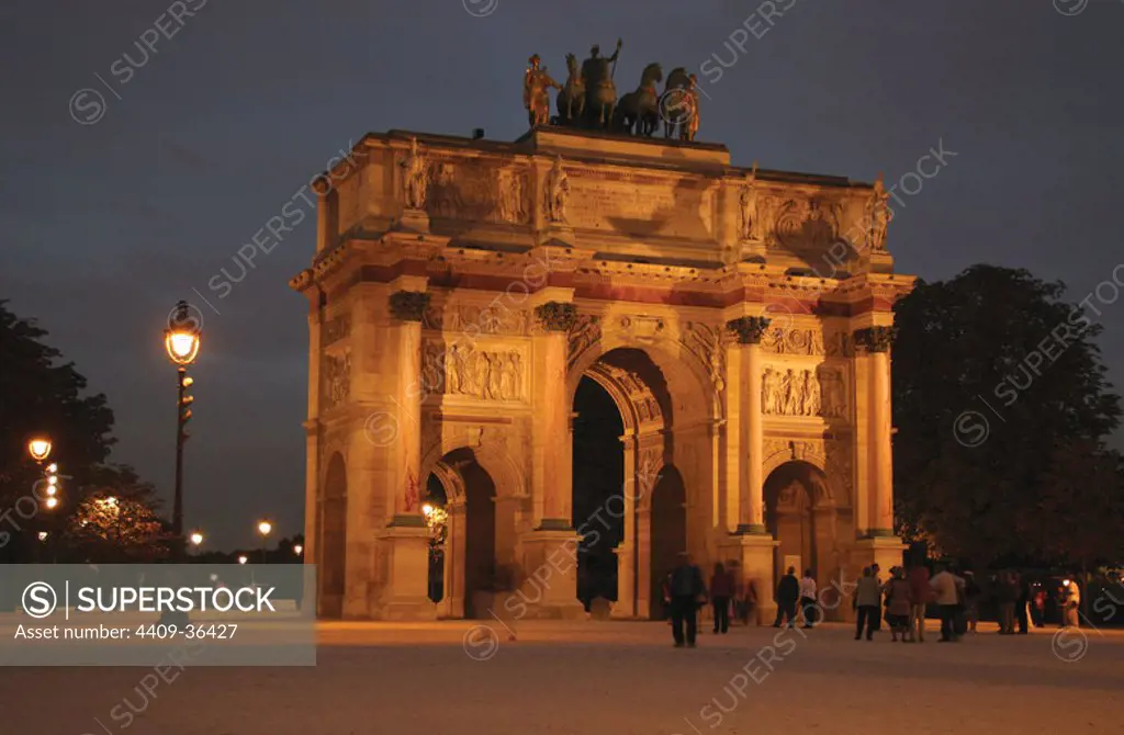 Neoclassical Art. Arch of Victory of The Carrousel (Arc the Triomphe du Carrousel). Napoleon Bonaparte ordered it to construction in conmemoration of his military victories (1805). Was built between 1806-1808 by the architect Denon. Night view. Paris. France. Europe.