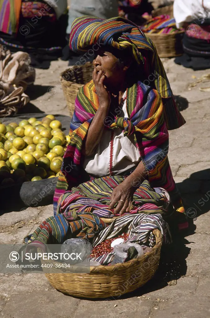 Mujer mayor en un puesto del mercado de Nahula. Guatemala.