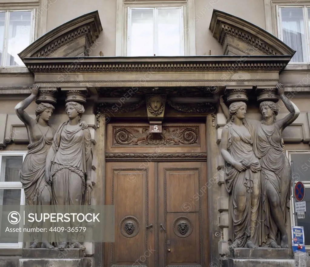 ARTE S. XVIII. AUSTRIA. HOHENBERG, Ferdinand von. PALACIO PALLAVICINI (1783-1784). Detalle de la fachada de este edificio, mezcla de barroco y neoclásico, en el número 5 de Josefsplatz, frente al Hofburg. A ambos lados de la puerta destacan dos esculturas representando unas CARIATIDES. VIENA.