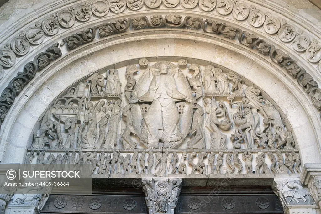 ARTE ROMANICO. FRANCIA. CATEDRAL DE SAN LAZARO (s. XII). Vista del TIMPANO de la puerta principal del templo, donde es representado el JUICIO FINAL con su peculiar alargamiento de formas, realizado por GISLEBERTUS en 1178. AUTUN. Borgoña.